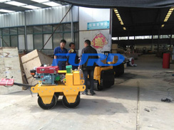 福瑞得機(jī)械手扶雙輪壓路機(jī)，二次結(jié)構(gòu)澆筑泵及時包貨