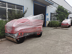 7月2日，福瑞得機(jī)械2臺(tái)全液壓座駕雙鋼輪壓路機(jī)打包發(fā)往吉林。